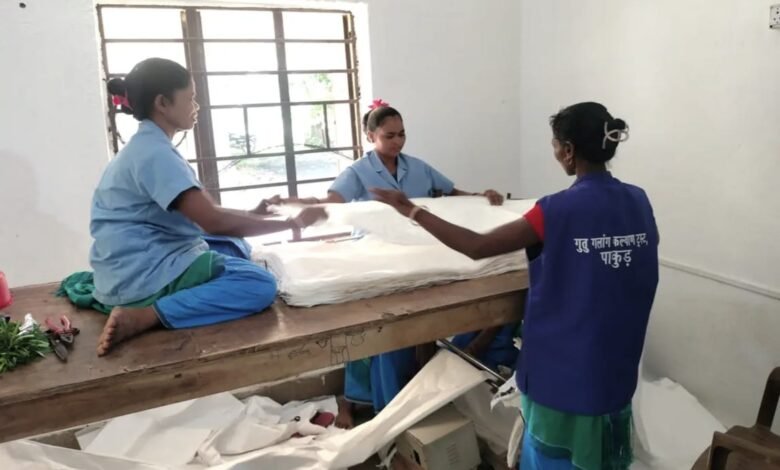 लिट्टीपाड़ा की पहाड़िया महिलाएं बनी आत्मनिर्भरता की मिसाल, बोरा सिलाई से सशक्तिकरण की नई कहानी लिट्टीपाड़ा की पहाड़िया महिलाएं बनी आत्मनिर्भरता की मिसाल, बोरा सिलाई से सशक्तिकरण की नई कहानी