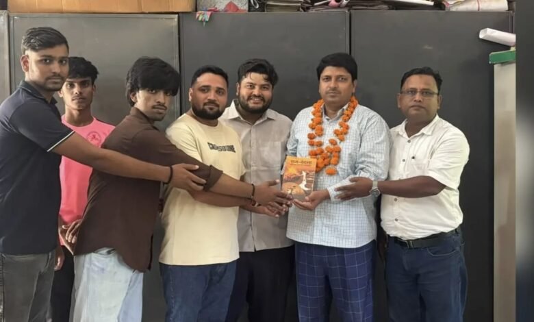 पाकुड़ में एबीवीपी कार्यकर्ताओं ने किया सम्मान समारोह, डॉ. मनोहर कुमार को सीनेट सदस्य मनोनीत होने पर दी बधाई