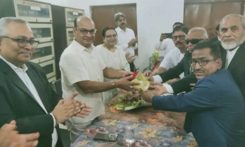 राजमहल में अधिवक्ता संघ द्वारा विदाई समारोह, जिला जज अखिल कुमार को दी गई भावभीनी विदाई राजमहल में अधिवक्ता संघ द्वारा विदाई समारोह, जिला जज अखिल कुमार को दी गई भावभीनी विदाई