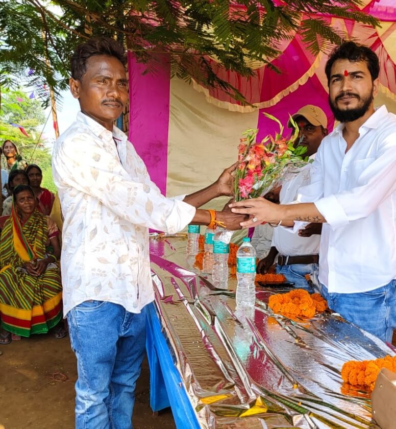 चकला में आजसू का करम मिलन समारोह: सांस्कृतिक एकता और भाईचारे का दिया संदेश,महिलाओं को मिली साड़ी