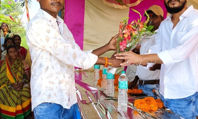 चकला में आजसू का करम मिलन समारोह: सांस्कृतिक एकता और भाईचारे का दिया संदेश,महिलाओं को मिली साड़ी