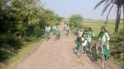 जर्जर सड़क से ग्रामीण बेहाल,बरसात में बढ़ी परेशानी