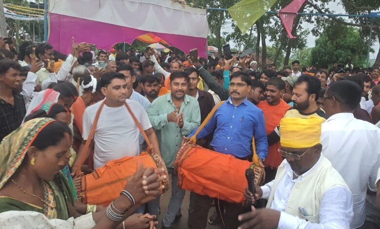 करमा महापर्व: प्रकृति और भाई-बहन के अटूट प्रेम का उत्सव,लेवाटांड में धूमधाम से आयोजन करमा महापर्व: प्रकृति और भाई-बहन के अटूट प्रेम का उत्सव,लेवाटांड में धूमधाम से आयोजन