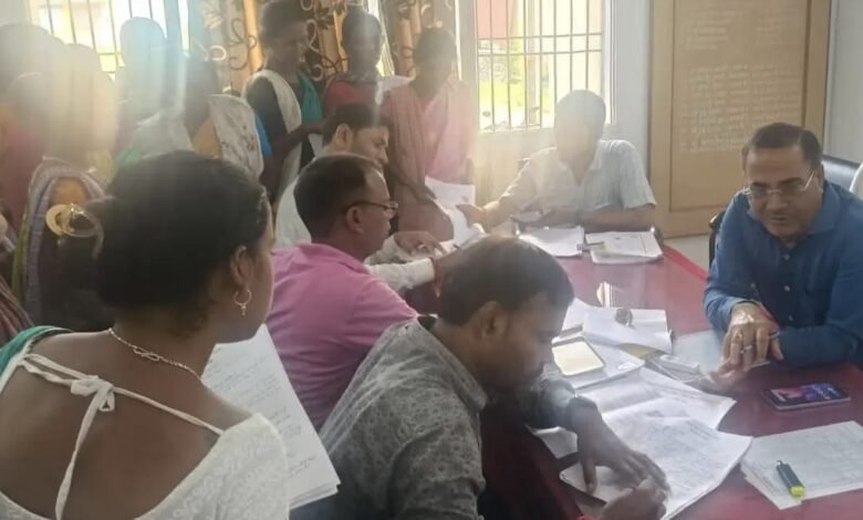 बोरियो में मतदाता सूची सुधार अभियान तेज,10 अक्टूबर की डेडलाइन से पहले प्रशासन पर बढ़ा दबाव बोरियो में मतदाता सूची सुधार अभियान तेज,10 अक्टूबर की डेडलाइन से पहले प्रशासन पर बढ़ा दबाव