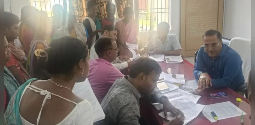 बोरियो में मतदाता सूची सुधार अभियान तेज,10 अक्टूबर की डेडलाइन से पहले प्रशासन पर बढ़ा दबाव बोरियो में मतदाता सूची सुधार अभियान तेज,10 अक्टूबर की डेडलाइन से पहले प्रशासन पर बढ़ा दबाव