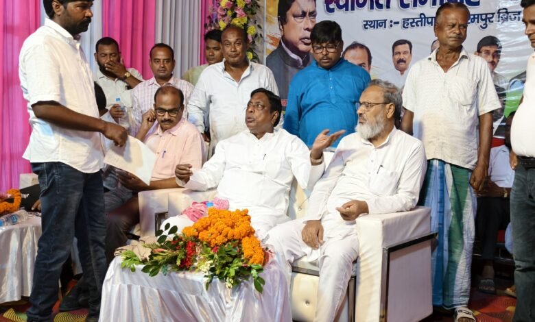 हस्तीपाड़ा में पूर्व मंत्री आलमगीर आलम का जनसंपर्क, ग्रामीणों की समस्याएं सुनीं;SIR पर दी जानकारी हस्तीपाड़ा में पूर्व मंत्री आलमगीर आलम का जनसंपर्क, ग्रामीणों की समस्याएं सुनीं;SIR पर दी जानकारी