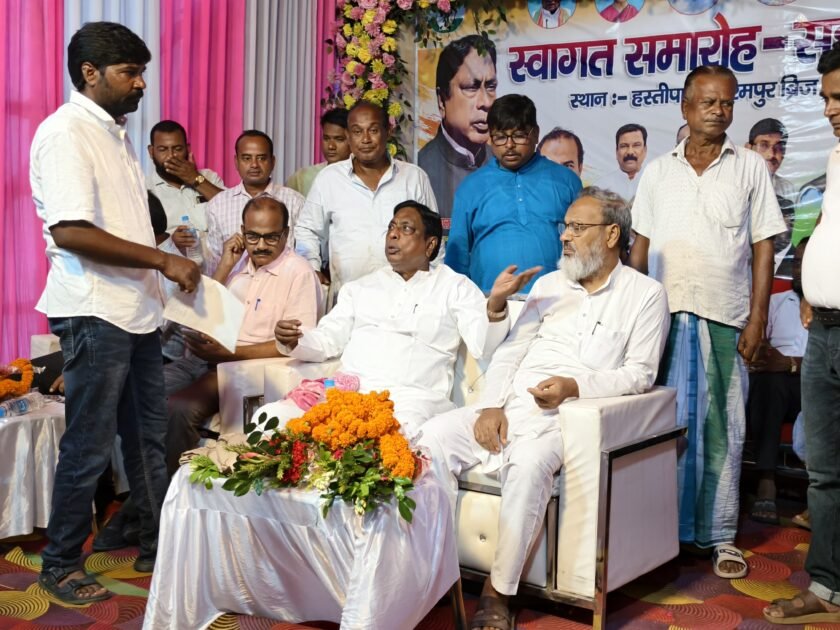 हस्तीपाड़ा में पूर्व मंत्री आलमगीर आलम का जनसंपर्क, ग्रामीणों की समस्याएं सुनीं;SIR पर दी जानकारी हस्तीपाड़ा में पूर्व मंत्री आलमगीर आलम का जनसंपर्क, ग्रामीणों की समस्याएं सुनीं;SIR पर दी जानकारी