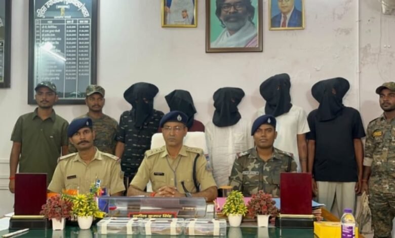एनसीबी अधिकारी बन 31.90 लाख की लूट,चतरा पुलिस ने 5 आरोपियों को दबोचा एनसीबी अधिकारी बन 31.90 लाख की लूट,चतरा पुलिस ने 5 आरोपियों को दबोचा