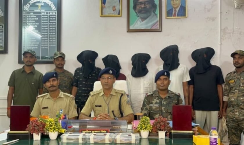 एनसीबी अधिकारी बन 31.90 लाख की लूट,चतरा पुलिस ने 5 आरोपियों को दबोचा एनसीबी अधिकारी बन 31.90 लाख की लूट,चतरा पुलिस ने 5 आरोपियों को दबोचा