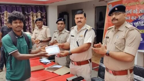 उधवा/साहिबगंज: पुलिस की पहल से गुम हुए मोबाइल लौटे मालिकों को, 35 मोबाइलों का किया गया वितरण