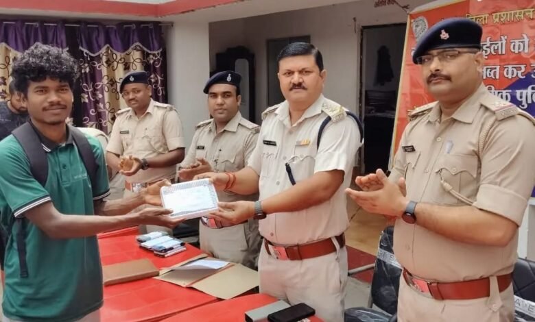 उधवा/साहिबगंज: पुलिस की पहल से गुम हुए मोबाइल लौटे मालिकों को, 35 मोबाइलों का किया गया वितरण