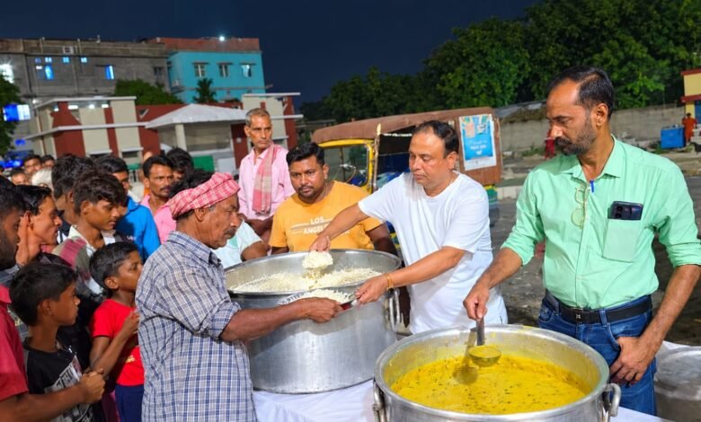 पाकुड़:रेलवे स्टेशन परिसर में 4 साल से चल रहा निःशुल्क भोजन वितरण बंद, आरपीएफ ने बिना अनुमति पर लगाई रोक पाकुड़:रेलवे स्टेशन परिसर में 4 साल से चल रहा निःशुल्क भोजन वितरण बंद, आरपीएफ ने बिना अनुमति पर लगाई रोक