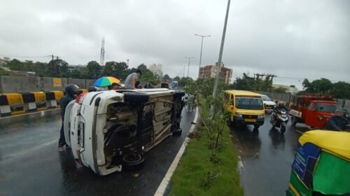 डिबडीह ओवरब्रिज पर तेज रफ्तार कार पलटी,दो युवक बाल-बाल बचे