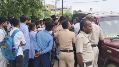 नलहाटी पॉलिटेक्निक कॉलेज में परीक्षा के बाद हंगामा, शारीरिक तलाशी पर परीक्षार्थियों ने उठाए सवाल
