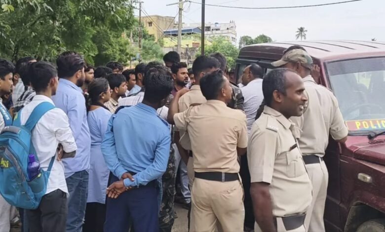 नलहाटी पॉलिटेक्निक कॉलेज में परीक्षा के बाद हंगामा, शारीरिक तलाशी पर परीक्षार्थियों ने उठाए सवाल