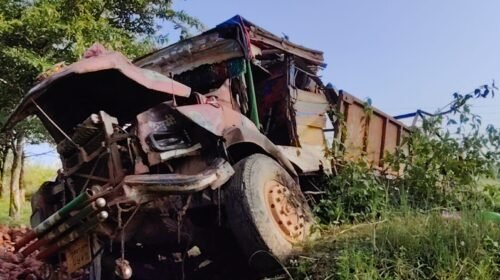 देवकी बाबा धाम पुल के पास ट्रक हादसा |बॉक्साइट लोड ट्रक गिरा, चालक घायल