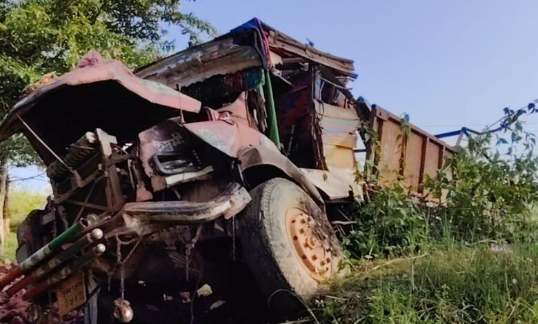 देवकी बाबा धाम पुल के पास ट्रक हादसा |बॉक्साइट लोड ट्रक गिरा, चालक घायल देवकी बाबा धाम पुल के पास ट्रक हादसा |बॉक्साइट लोड ट्रक गिरा, चालक घायल