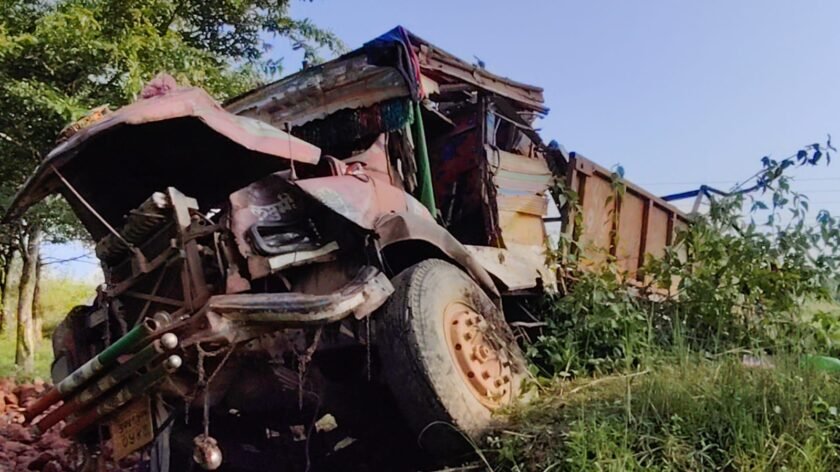देवकी बाबा धाम पुल के पास ट्रक हादसा |बॉक्साइट लोड ट्रक गिरा, चालक घायल देवकी बाबा धाम पुल के पास ट्रक हादसा |बॉक्साइट लोड ट्रक गिरा, चालक घायल