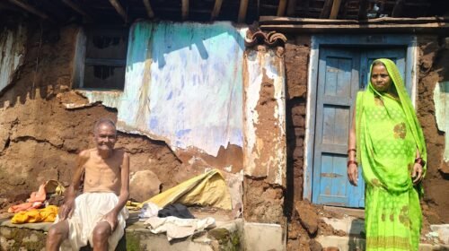 लगातार बारिश का कहर: गरीब महिला का कच्चा मकान ढहा,परिवार बेघर