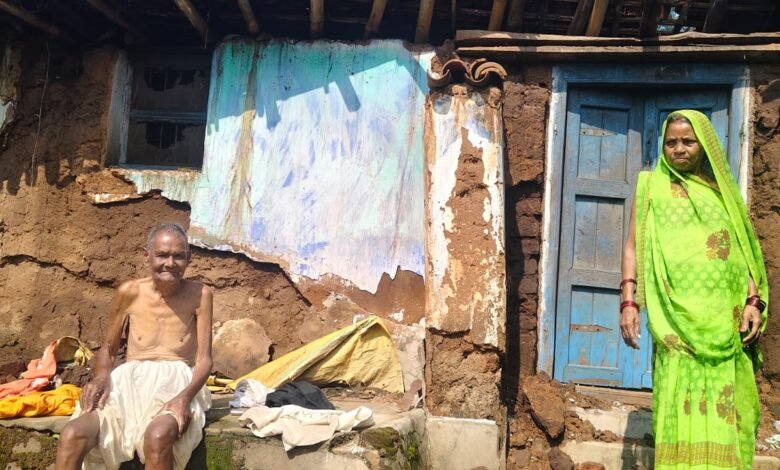 लगातार बारिश का कहर: गरीब महिला का कच्चा मकान ढहा,परिवार बेघर लगातार बारिश का कहर: गरीब महिला का कच्चा मकान ढहा,परिवार बेघर