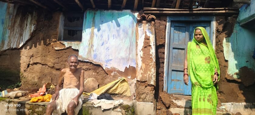 लगातार बारिश का कहर: गरीब महिला का कच्चा मकान ढहा,परिवार बेघर लगातार बारिश का कहर: गरीब महिला का कच्चा मकान ढहा,परिवार बेघर