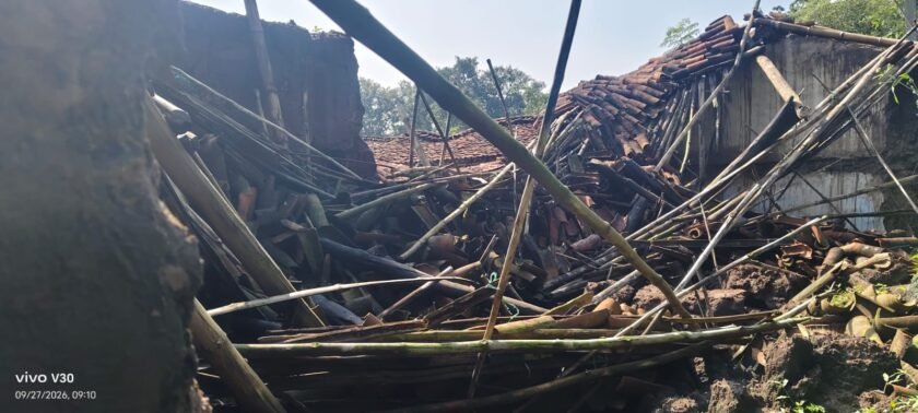 लगातार बारिश का कहर: गरीब महिला का कच्चा मकान ढहा,परिवार बेघर लगातार बारिश का कहर: गरीब महिला का कच्चा मकान ढहा,परिवार बेघर
