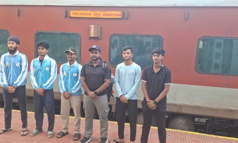 नेशनल क्रिकेट टूर्नामेंट अंडर - 19 में भाग लेने के लिए खिलाड़ियों का जत्था टाटानगर से पठानकोट के लिए हुआ रवाना