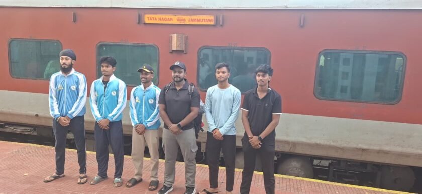 नेशनल क्रिकेट टूर्नामेंट अंडर - 19 में भाग लेने के लिए खिलाड़ियों का जत्था टाटानगर से पठानकोट के लिए हुआ रवाना