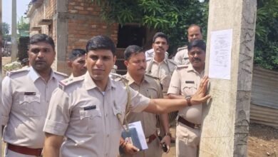 बरहेट पेंशन फर्जीवाड़ा मामला: फरार मुख्य आरोपी के घर ढोल-नगाड़े के साथ चिपकाया इश्तेहार, 15 दिन में आत्मसमर्पण का आदेश बरहेट पेंशन फर्जीवाड़ा मामला: फरार मुख्य आरोपी के घर ढोल-नगाड़े के साथ चिपकाया इश्तेहार, 15 दिन में आत्मसमर्पण का आदेश