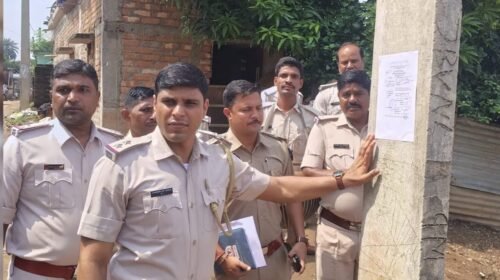 बरहेट पेंशन फर्जीवाड़ा मामला: फरार मुख्य आरोपी के घर ढोल-नगाड़े के साथ चिपकाया इश्तेहार, 15 दिन में आत्मसमर्पण का आदेश
