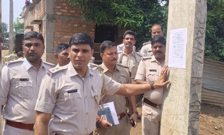 बरहेट पेंशन फर्जीवाड़ा मामला: फरार मुख्य आरोपी के घर ढोल-नगाड़े के साथ चिपकाया इश्तेहार, 15 दिन में आत्मसमर्पण का आदेश बरहेट पेंशन फर्जीवाड़ा मामला: फरार मुख्य आरोपी के घर ढोल-नगाड़े के साथ चिपकाया इश्तेहार, 15 दिन में आत्मसमर्पण का आदेश