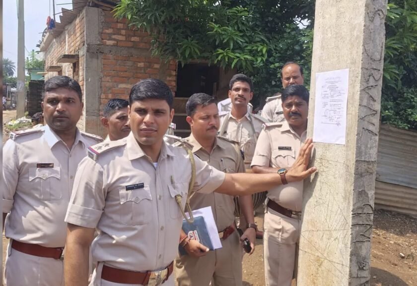 बरहेट पेंशन फर्जीवाड़ा मामला: फरार मुख्य आरोपी के घर ढोल-नगाड़े के साथ चिपकाया इश्तेहार, 15 दिन में आत्मसमर्पण का आदेश बरहेट पेंशन फर्जीवाड़ा मामला: फरार मुख्य आरोपी के घर ढोल-नगाड़े के साथ चिपकाया इश्तेहार, 15 दिन में आत्मसमर्पण का आदेश