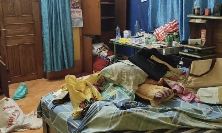 नलहटी में दिनदहाड़े बड़ी चोरी,लाखों के जेवरात व सामान पर चोरों ने किया हाथ साफ नलहटी में दिनदहाड़े बड़ी चोरी,लाखों के जेवरात व सामान पर चोरों ने किया हाथ साफ
