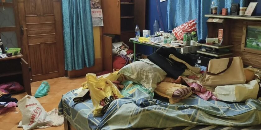 नलहटी में दिनदहाड़े बड़ी चोरी,लाखों के जेवरात व सामान पर चोरों ने किया हाथ साफ नलहटी में दिनदहाड़े बड़ी चोरी,लाखों के जेवरात व सामान पर चोरों ने किया हाथ साफ
