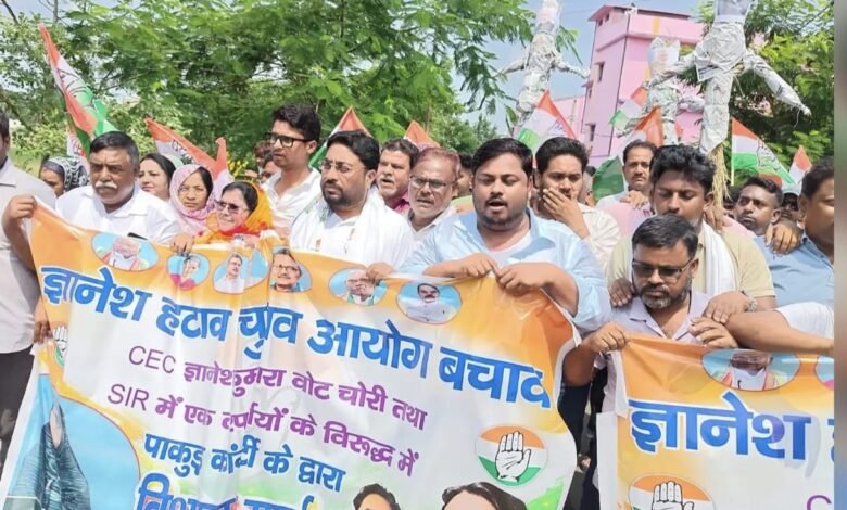 पाकुड़ में कांग्रेस का पैदल मार्च, SIR-2026 में पारदर्शिता की मांग तेज पाकुड़ में कांग्रेस का पैदल मार्च, SIR-2026 में पारदर्शिता की मांग तेज