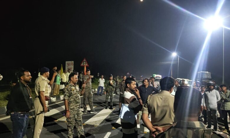 कधवन फोरलेन पर चला एंटी क्राइम चेकिंग अभियान, कई थानों की पुलिस रही मौजूद कधवन फोरलेन पर चला एंटी क्राइम चेकिंग अभियान, कई थानों की पुलिस रही मौजूद