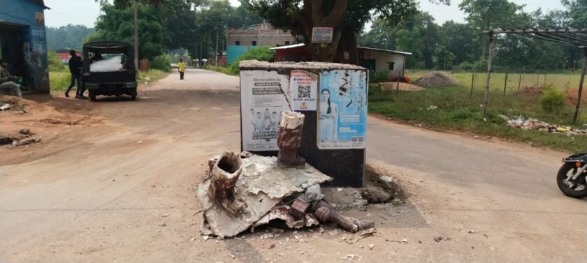 घाघरा के चपका में शहीद संतोष उरांव की प्रतिमा एक महीने से जमीन पर,जिम्मेदारों की संवेदनशीलता पर उठे सवाल घाघरा के चपका में शहीद संतोष उरांव की प्रतिमा एक महीने से जमीन पर,जिम्मेदारों की संवेदनशीलता पर उठे सवाल