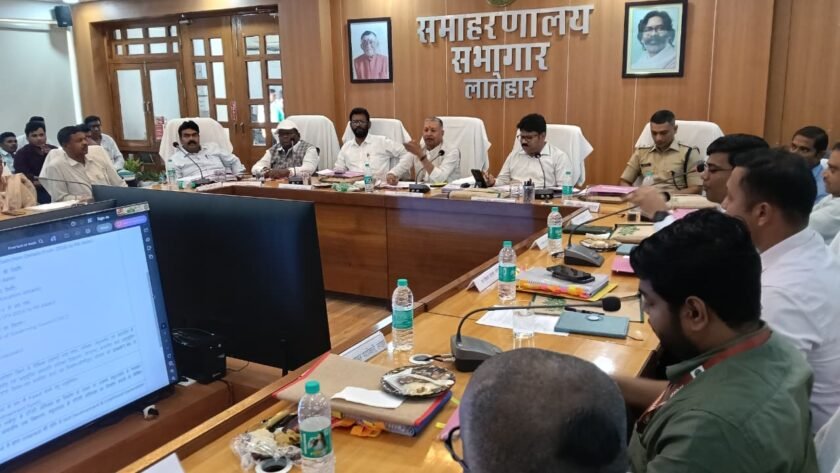 लातेहार दिशा की बैठक: विकास योजनाओं की समीक्षा, स्थानीय युवाओं को रोजगार पर जोर