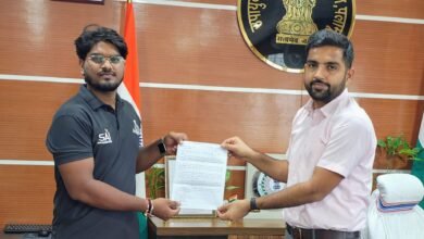 खेल सुविधाओं और खिलाड़ियों के विकास को लेकर उपायुक्त से मिले राष्ट्रीय खिलाड़ी व SAI कोच अविनाश मेहता
