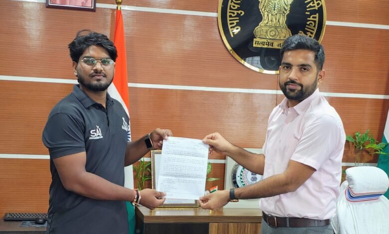 खेल सुविधाओं और खिलाड़ियों के विकास को लेकर उपायुक्त से मिले राष्ट्रीय खिलाड़ी व SAI कोच अविनाश मेहता खेल सुविधाओं और खिलाड़ियों के विकास को लेकर उपायुक्त से मिले राष्ट्रीय खिलाड़ी व SAI कोच अविनाश मेहता