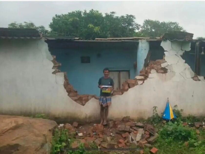 गुमला में जंगली हाथियों का कहर: गांवों में दहशत,फसलें और घर तबाह गुमला में जंगली हाथियों का कहर: गांवों में दहशत,फसलें और घर तबाह