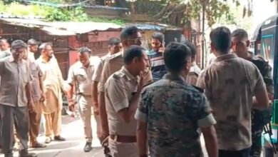 धनबाद वासेपुर में दिनदहाड़े फायरिंग, गैंगस्टर के भाई समेत 3 लोग घायल धनबाद वासेपुर में दिनदहाड़े फायरिंग, गैंगस्टर के भाई समेत 3 लोग घायल