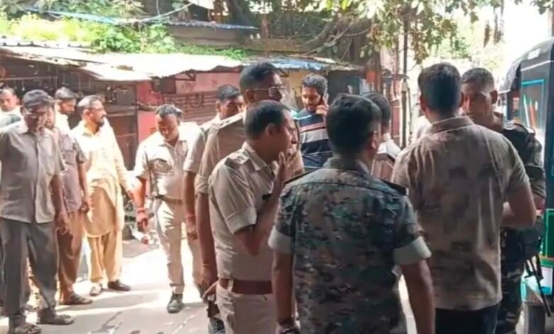 धनबाद वासेपुर में दिनदहाड़े फायरिंग, गैंगस्टर के भाई समेत 3 लोग घायल धनबाद वासेपुर में दिनदहाड़े फायरिंग, गैंगस्टर के भाई समेत 3 लोग घायल
