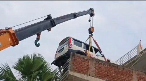 गोपालगंज में अनोखा जुगाड़: चोरी से बचाने के लिए मालिक ने स्कॉर्पियो को छत पर किया पार्क