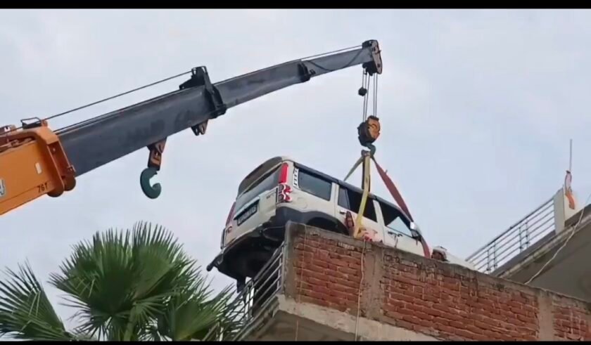 गोपालगंज में अनोखा जुगाड़: चोरी से बचाने के लिए मालिक ने स्कॉर्पियो को छत पर किया पार्क