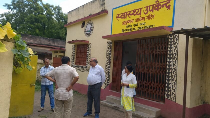 झिकरहट्टी के स्वास्थ्य केंद्रों में सिविल सर्जन का औचक निरीक्षण,व्यवस्थाओं का लिया जायजा झिकरहट्टी के स्वास्थ्य केंद्रों में सिविल सर्जन का औचक निरीक्षण,व्यवस्थाओं का लिया जायजा