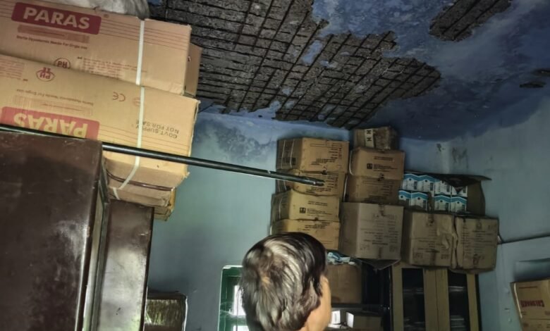 जर्जर भवन में चल रहा तालझारी पशु चिकित्सालय,बारिश में छत से टपक रहा पानी जर्जर भवन में चल रहा तालझारी पशु चिकित्सालय,बारिश में छत से टपक रहा पानी