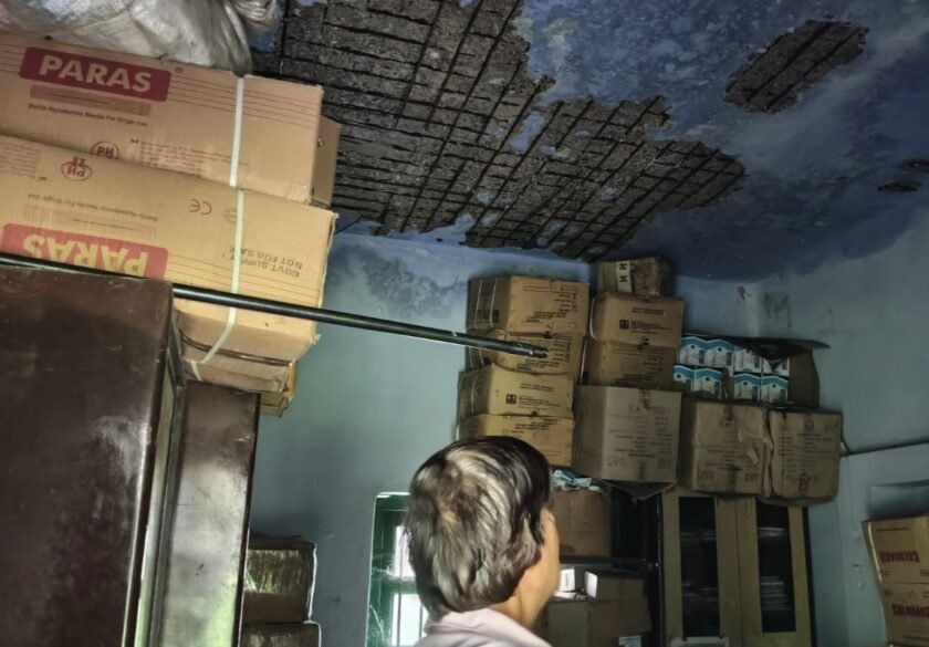 जर्जर भवन में चल रहा तालझारी पशु चिकित्सालय,बारिश में छत से टपक रहा पानी जर्जर भवन में चल रहा तालझारी पशु चिकित्सालय,बारिश में छत से टपक रहा पानी