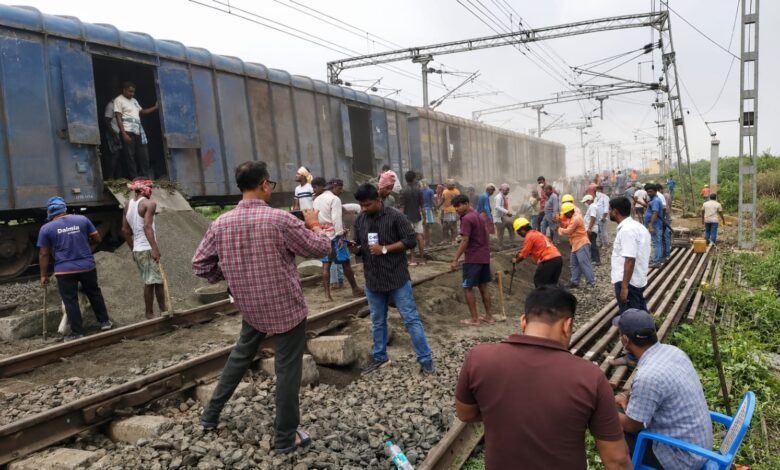 भारी बारिश से फरक्का स्टेशन के पास धंसा रेलवे ट्रैक, कई ट्रेनों का परिचालन प्रभावित