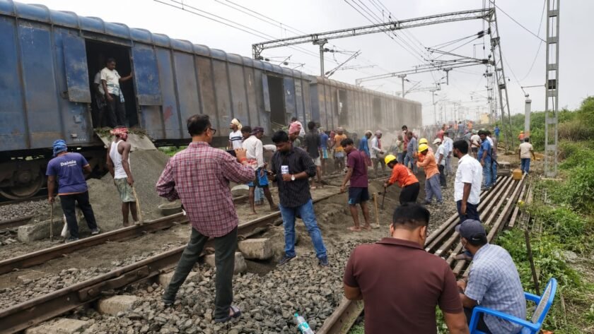 भारी बारिश से फरक्का स्टेशन के पास धंसा रेलवे ट्रैक, कई ट्रेनों का परिचालन प्रभावित